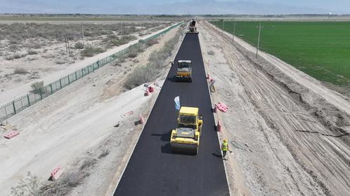 新疆和碩縣 環(huán)博斯騰湖公路進入瀝青路面攤鋪階段