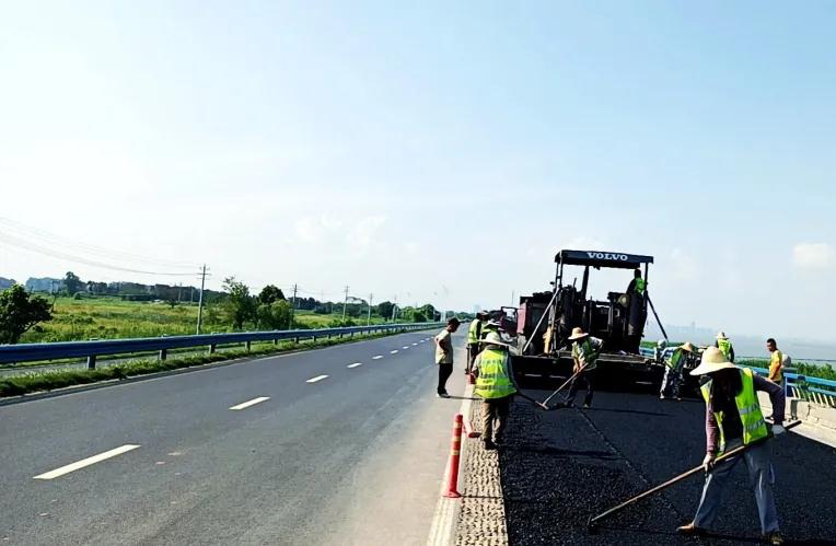 安徽巢湖:公路養護人戰高溫斗酷暑保道路通暢
